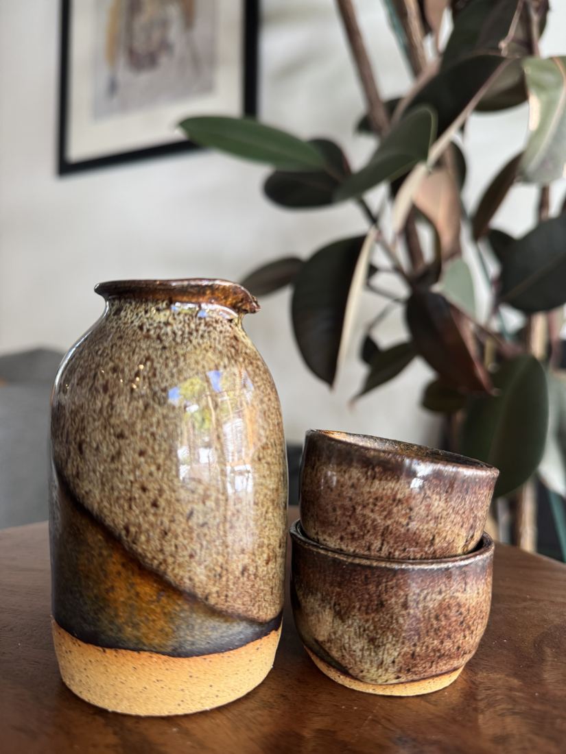 Speckled brown bottle vase with two small cups